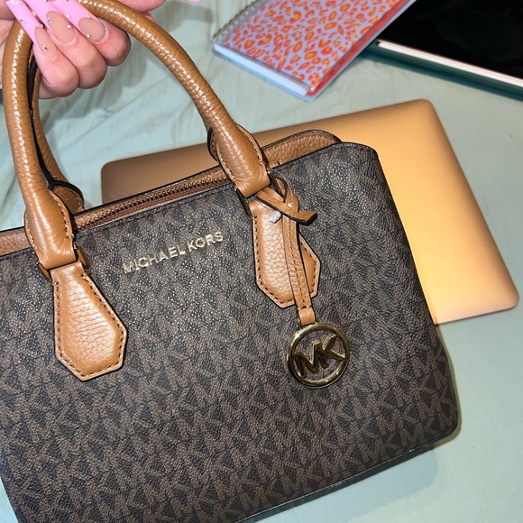 Hi all, I’m selling a mini Michael Kora handbag! Used a couple of times! - Picture 2 of 6